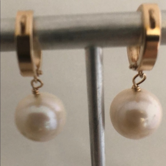 11mm REAL White Round Pearl Huggie Earrings - Picture 3 of 5